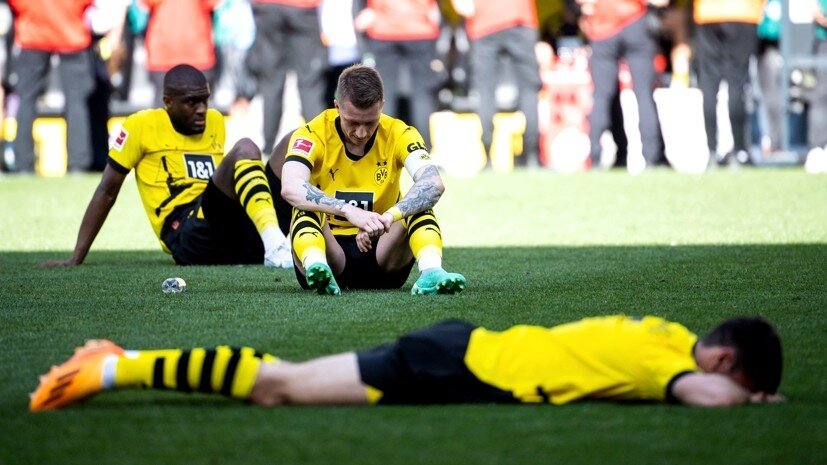     Футболисты «Боруссии» после матча с «Майнцем» Gettyimages.ru Edith Geuppert - GES Sportfoto / Contributor