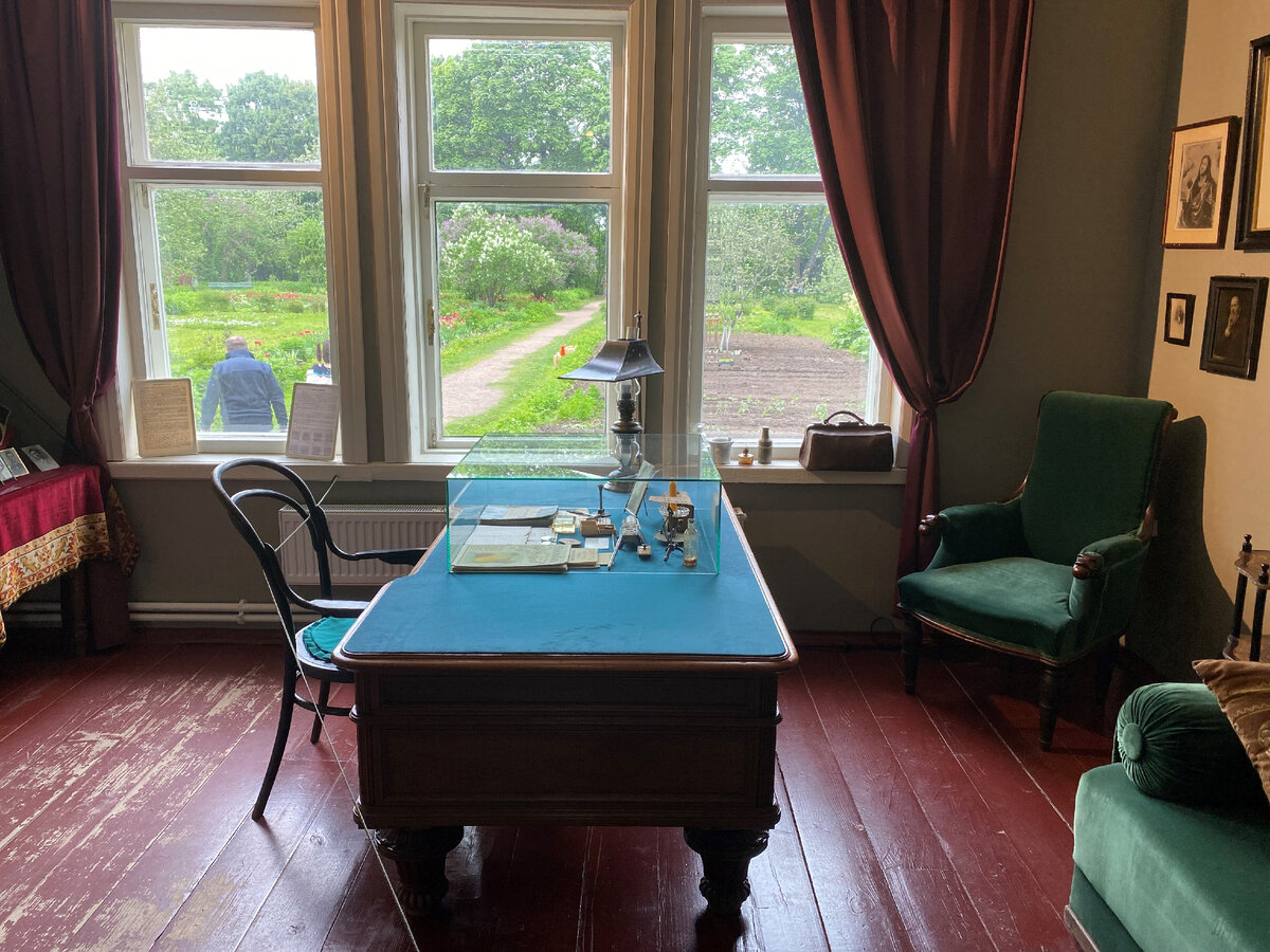 Кабинет, где работал Чехов – самая большая комната в мелиховском доме