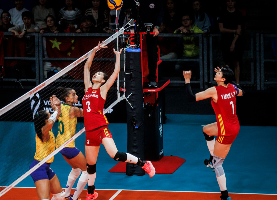 Дяо Линьюй (№ 3) и Юань Синьюэ (№ 1) организуют атаку против Бразилии