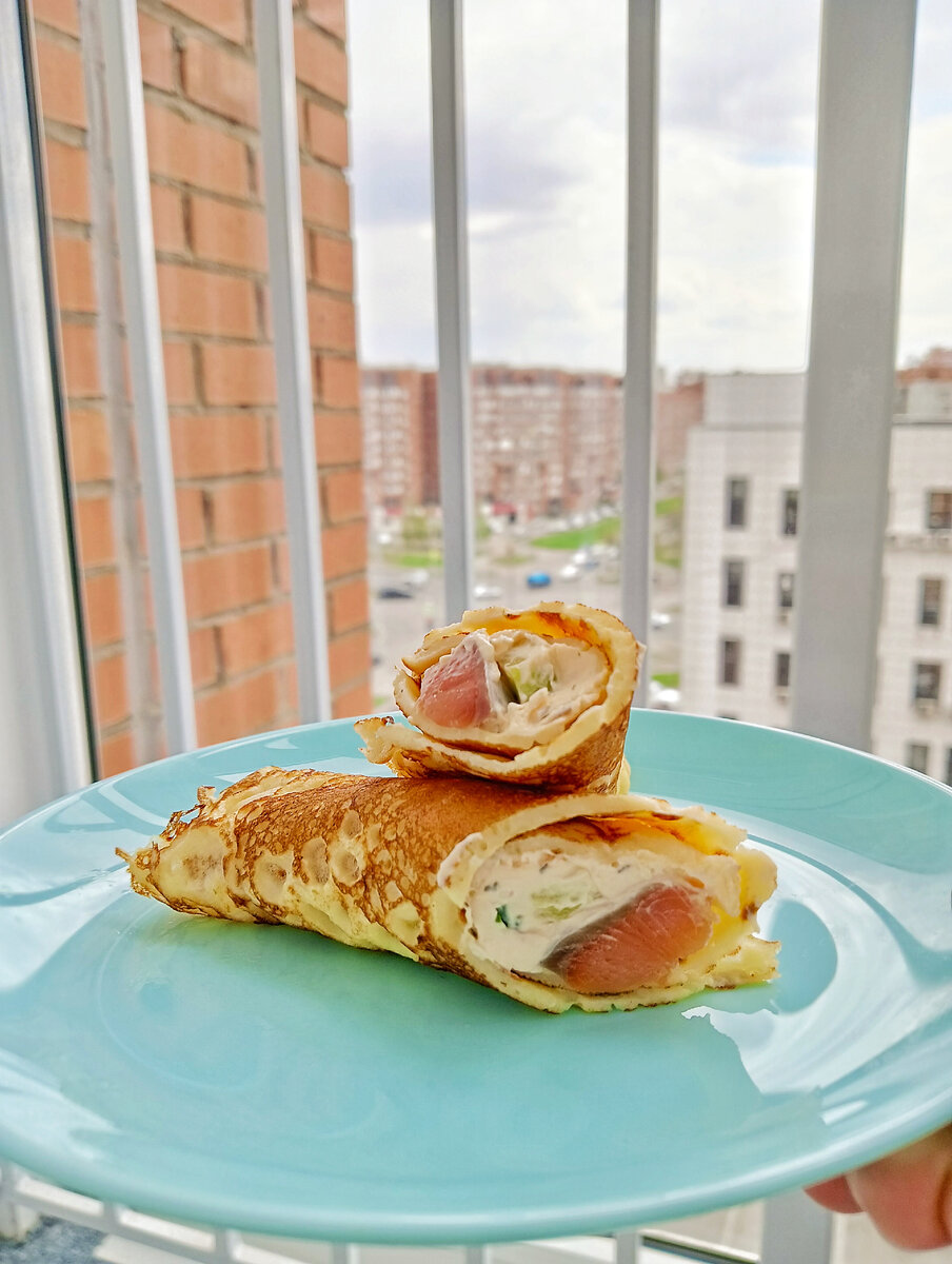 Смешиваем яйцо с молоком, постепенно добавляем муку, консистенция не должна быть слишком густой. По вкусу можно добавить соль, и для красоты укроп. Выпекать блинчики с двух сторон до готовности на сковороде. Рыбу и огурец нарезать длинными ломтиками. Готовый блинчик с одной стороны смазываем творожным сыром, сверху выкладываем рыбу и огурец, сворачиваем в рулет. Нарезаем пополам. Подаем к столу. 