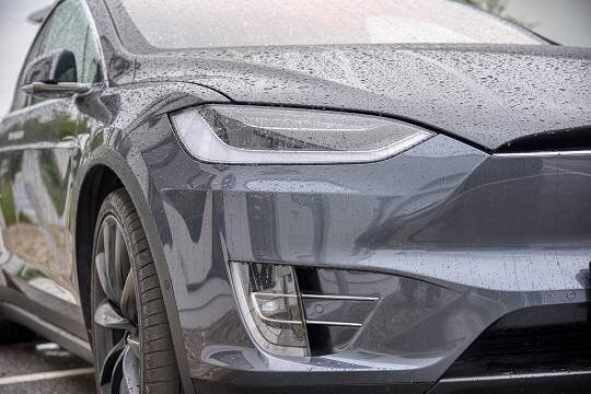    Tesla лишила водителей возможности играть за рулём