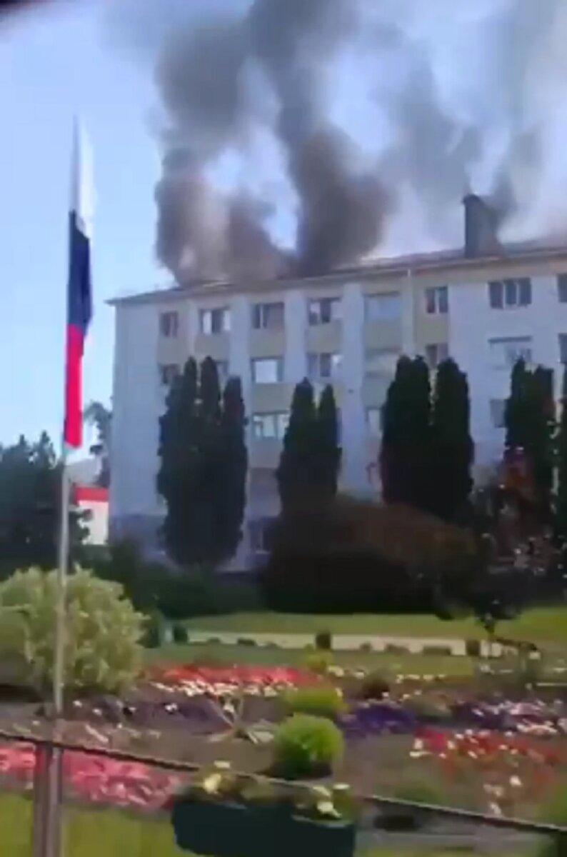 В Шебекино Белгородской области загорелся пятиэтажный дом после попадания  снаряда – фото | Курьер.Среда | Дзен