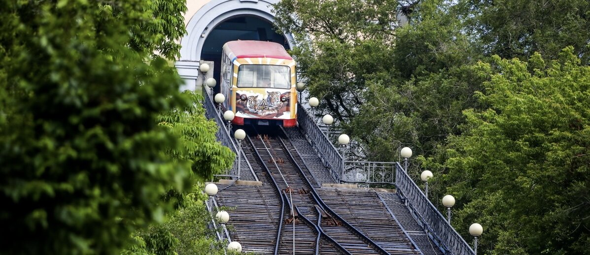 Спуск фуникулера с верхней станции