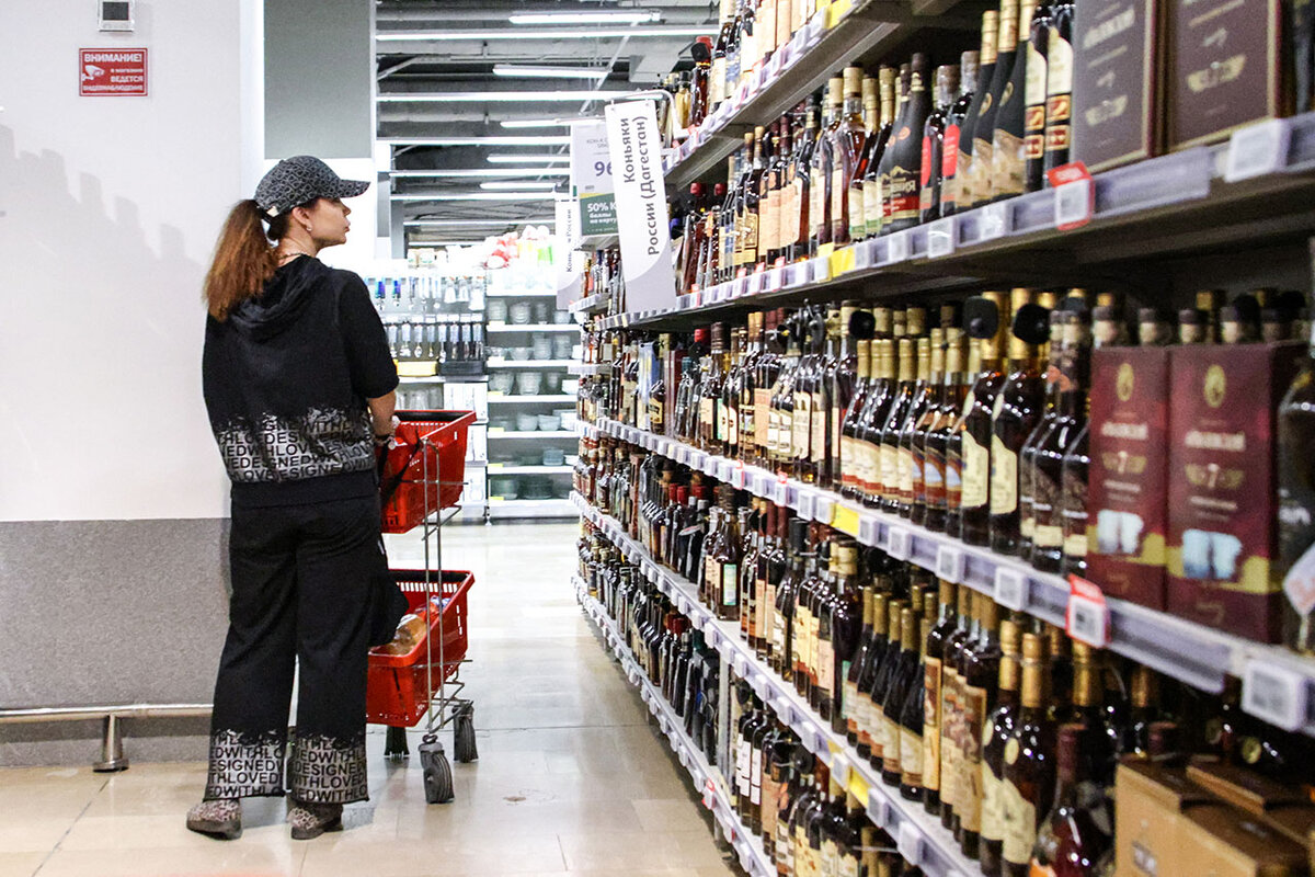 Граждан просят сообщать, если они увидят в продаже опасный напиток.  Фото: Aleksander Polyakov / Global Look Press / globallookpress.com