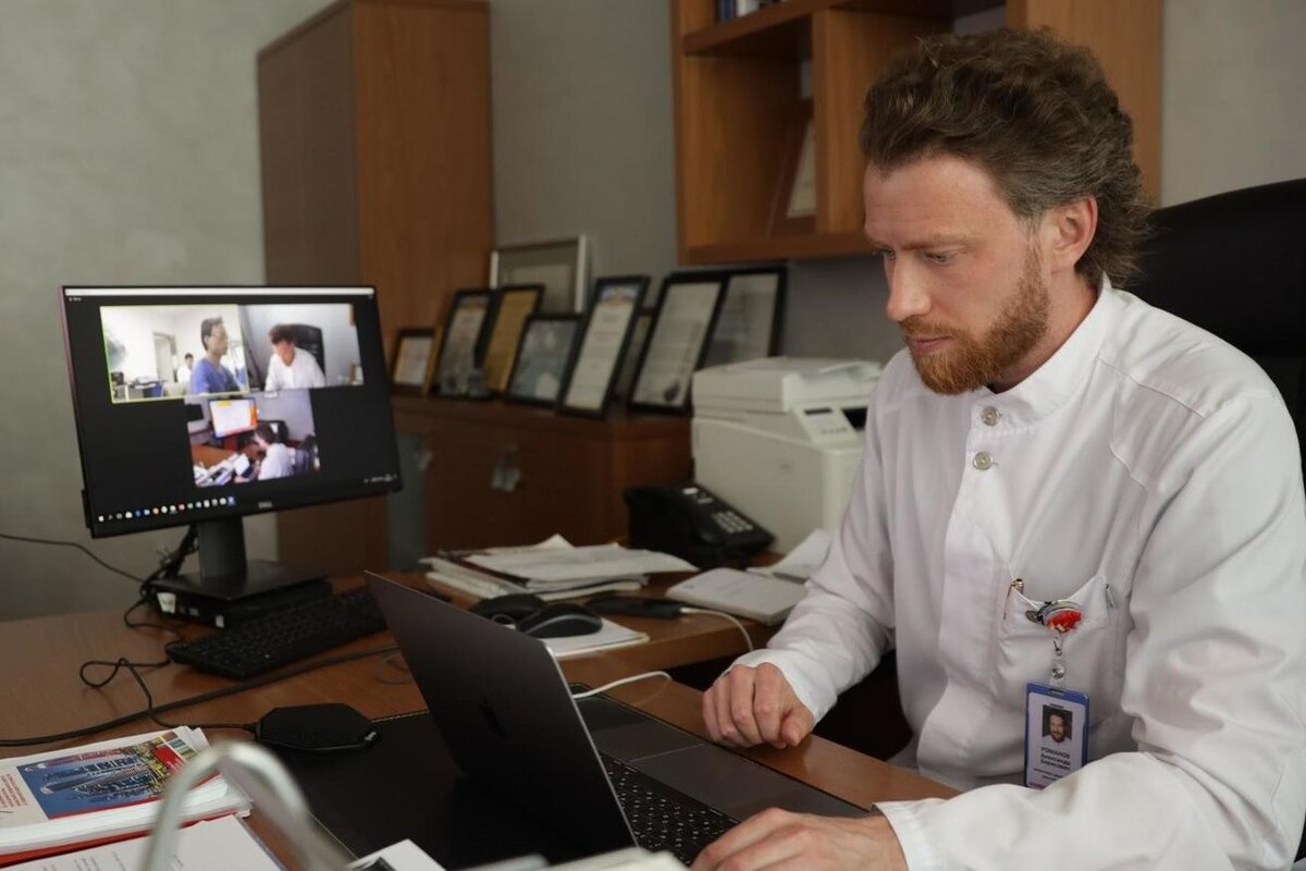    НМИЦ Мешалкина. Александр Романов дистанционно управляет магнитной роботизированной системой, фото: НМИЦ Мешалкина