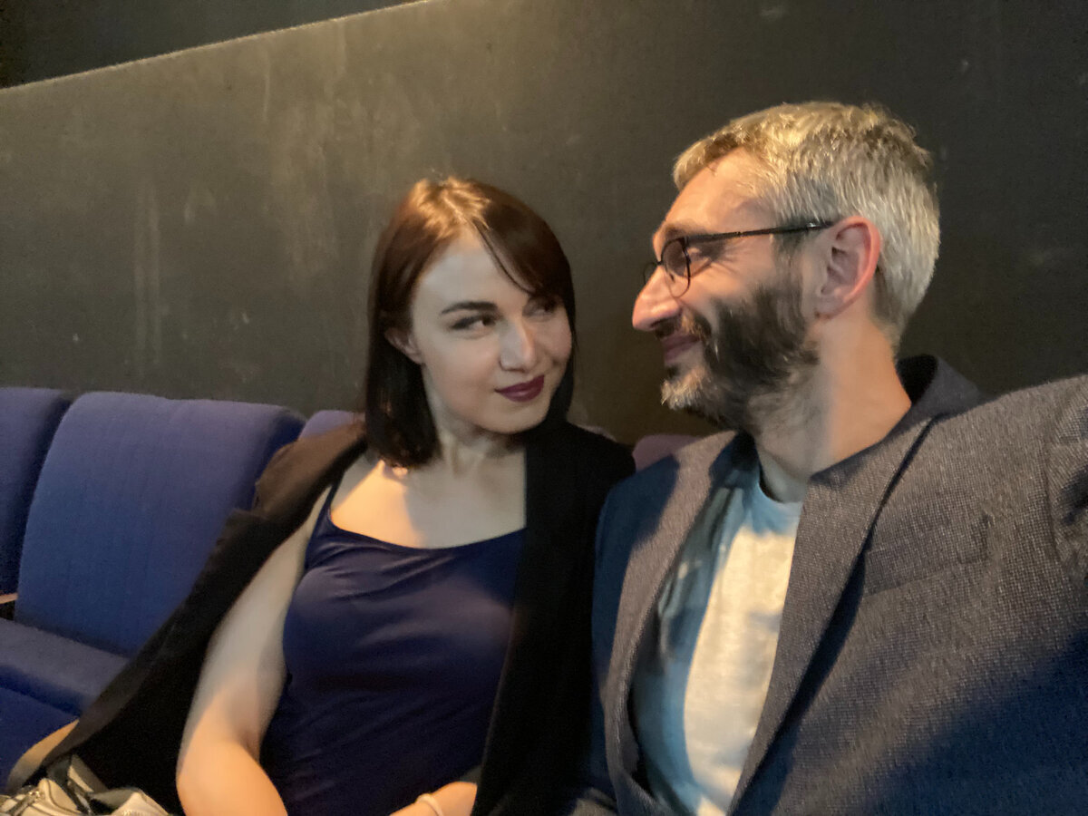 Перед спектаклем немного флиртую с девушками, я же в конце концов француз