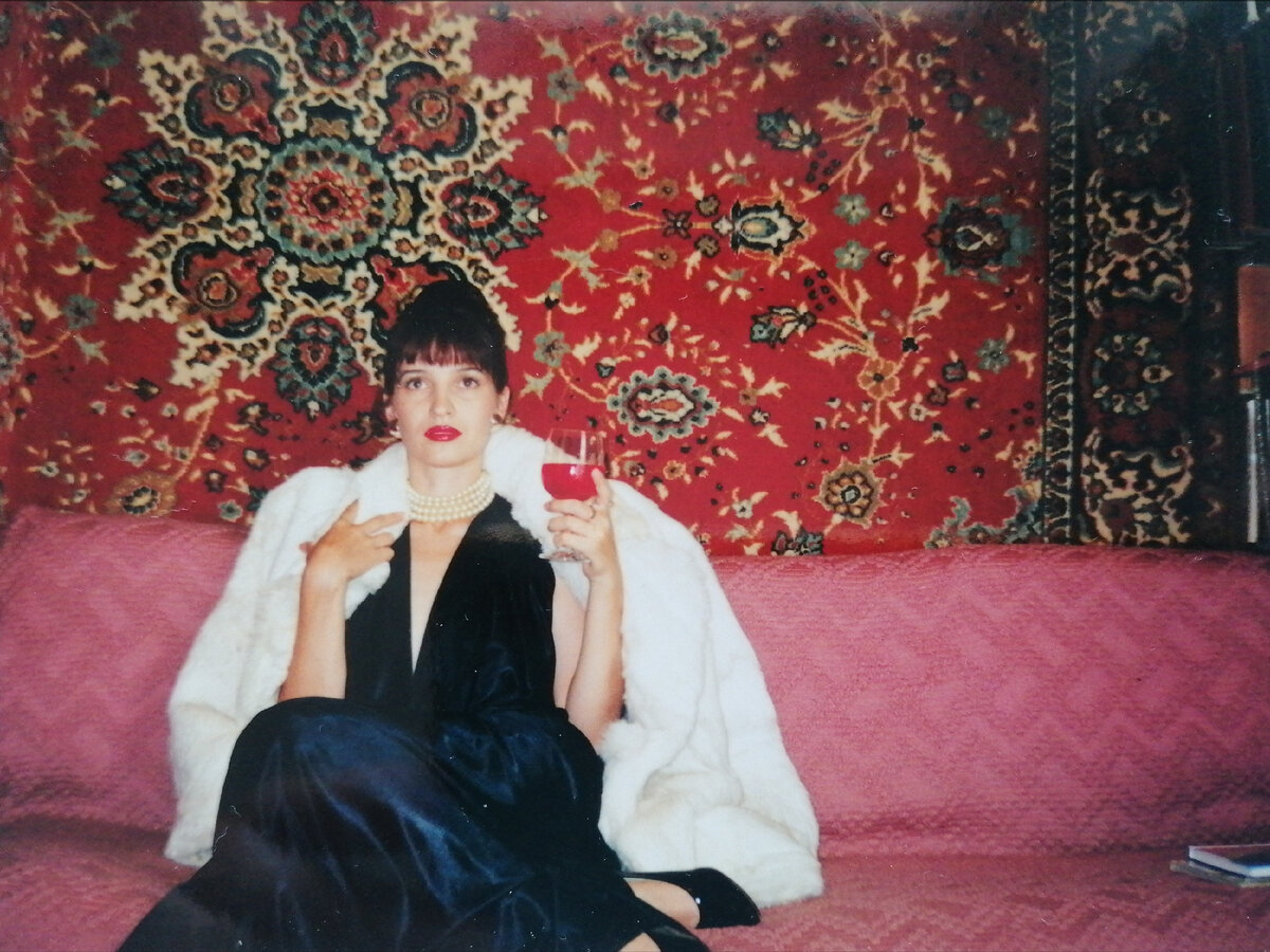 Ну такая типичная фотография из 90-х...Тут вам и ковёр, и диван, и все такое... 