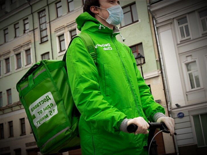 Маски курьеры обязаны носить для того, чтобы не раздевать поток на чужой кусок...