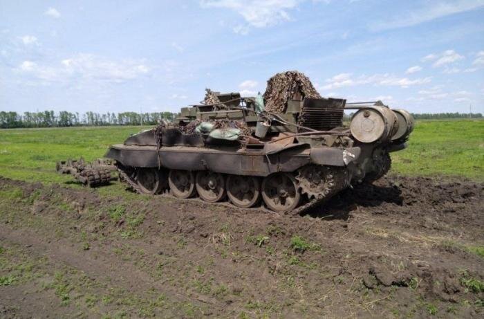 На заглавном фото: БМР-2 ВСУ с минным тралом КМТ-9 подорвавшаяся под Харьковом