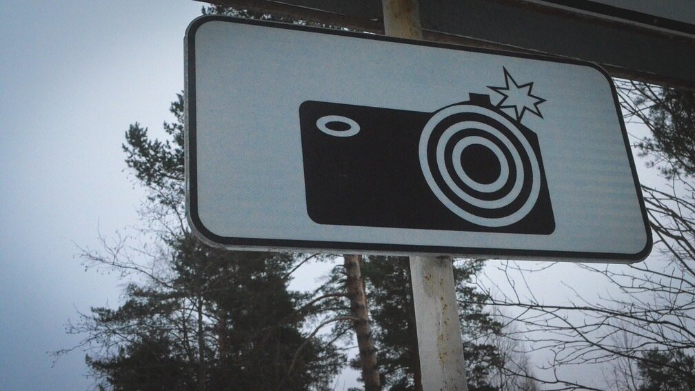     В Набережных Челнах блогеры решили превысить скоростной режим ради фотографии. Информация об этом распространилась в социальных сетях.