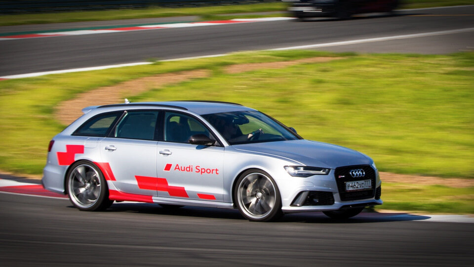 На треке RS 6 очень напоминает белого лебедя. Только не летящего, а плывущего. С виду она элегантно едет по асфальту, словно изящная птица плывёт по водной глади. Правда, в это время лебедь очень усердно шевелит лапками, а эрэска очень активно шуршит системой стабилизации, чтобы не облажаться.