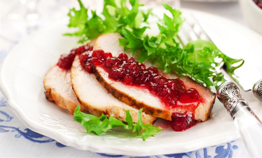 Куриная грудка под брусничным соусом