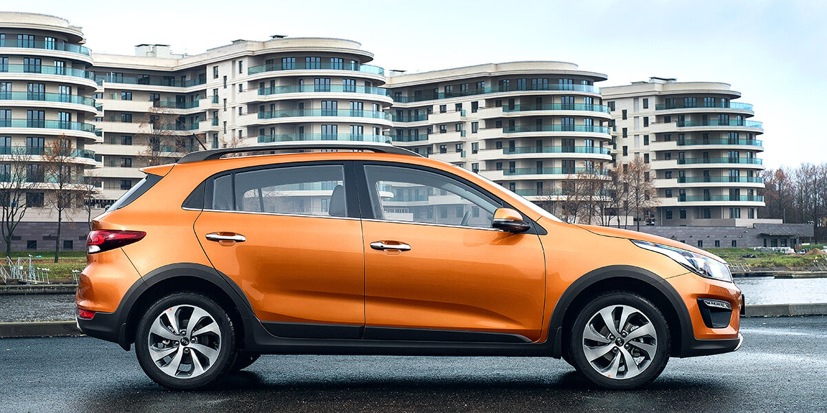 Смотрится пятидверный X-Line наряднее четырехдверного Rio. На первый взгляд может показаться, что он и впрямь заметно выше седана, однако это всего лишь обман зрения. За подобный спецэффект отвечают рейлинги, а также накладки на нижних частях дверей, которые в совокупности с фальшпорогами создают видимость высокой посадки. Лично я обманываться рад: мне такая подача симпатична. Впрочем, я в своей оценке немного субъективен: в компактных седанах я не вижу изюминки. А у этого хэтчбека она явно есть!
