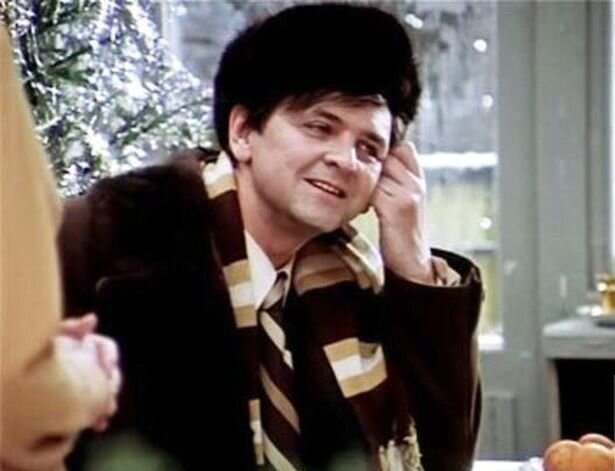 Все мы смотрели этот фильм десятки раз – немудрено, что ни одна оплошность не осталась незамеченной  1. Первую ошибку встречаем уже на вступительных титрах – потерялась буква Л: «исКЮчительно».   2.