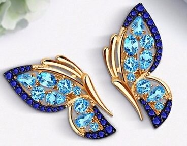 Серьги в виде бабочки, усыпанные топазами и синими фианитами. Выглядят очень эффектно, особенно учитывая, что бабочки - один из последних трендов.