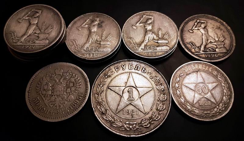 Серебряные монеты из бабушкиного сундука.

