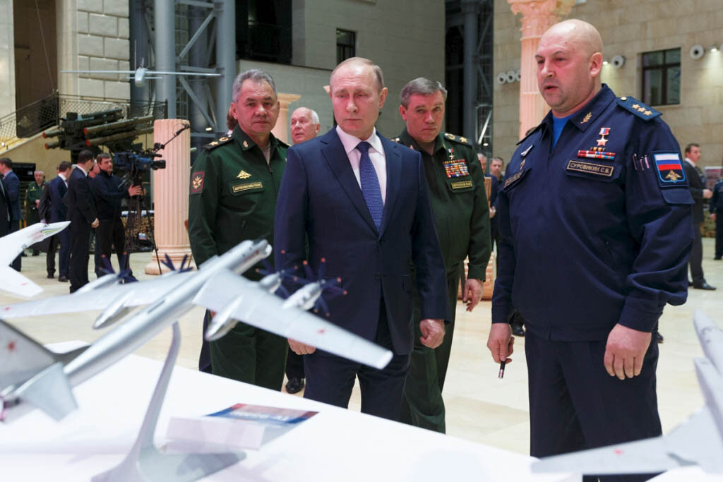 Президенту  – Верховному Главнокомандующему дает пояснения главком  Воздушно-космических сил РФ Герой России генерал-полковник Сергей  Суровикин
