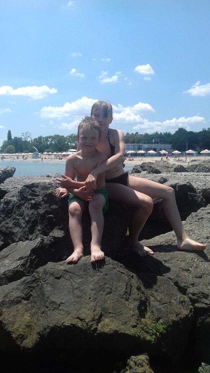 это мы с моим братом на море.