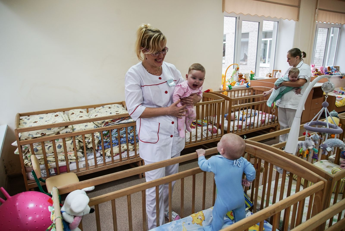 Месяцев в условиях города. Детский дом Самара усыновить ребенка Малютка. Дети в доме малютки. Детский дом малютки. Младенцы в доме малютки.