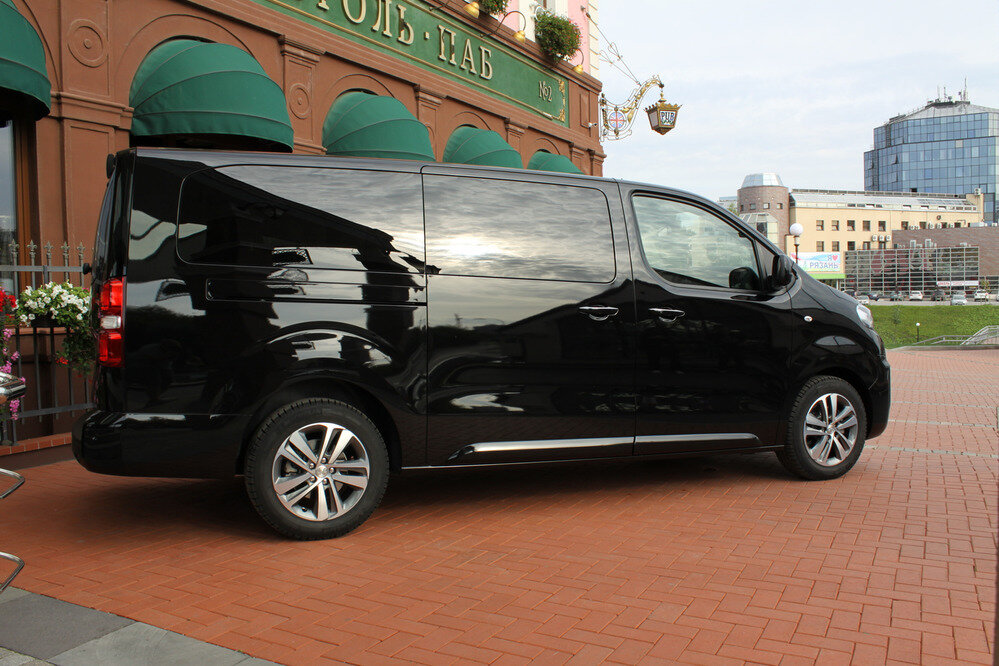 Глухая тонировка (10%) боковых и задних окон по умолчанию присутствует на топовых версиях Business VIP.