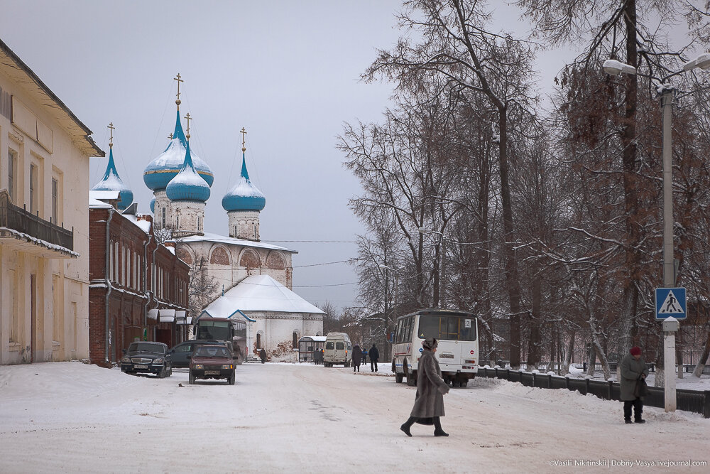 
Приятно, что в таком небольшом городе есть свой общественный транспорт.
Он здесь нужен, особенно для прибывающих на электричках из Нижнего и Москвы, ведь до города от вокзала 7-8 км.
Ещё б расписание имелось - вообще красота!


