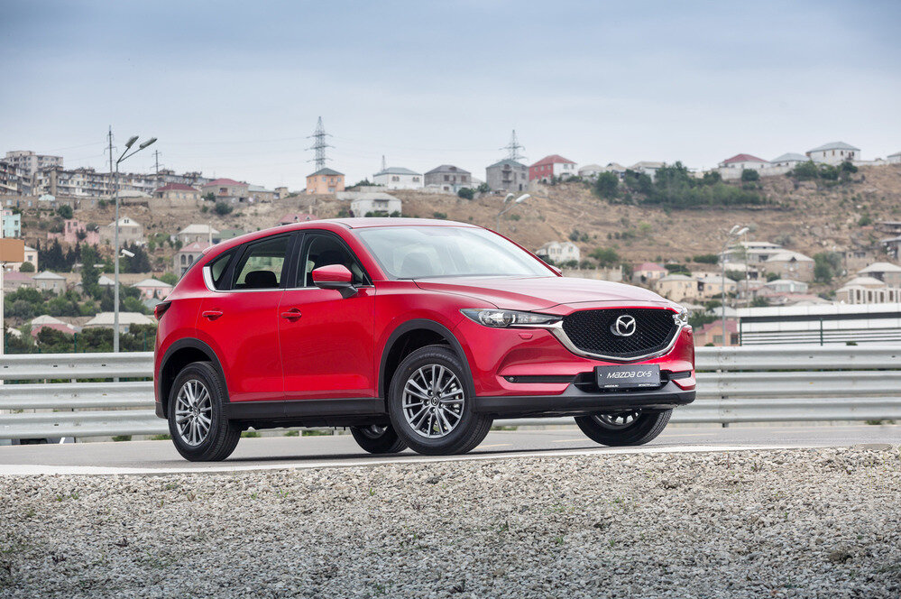   Пока  известны лишь цены самой дешёвой и самой дорогой Mazda CX-5. Машина в  базовой комплектации с передним приводом, механикой и 2.0-литровым  мотором стоит 1 431 000 руб. Топ-версия с полным приводом, автоматом и  мотором 2.5 оценена в 2 003 000 руб.   
