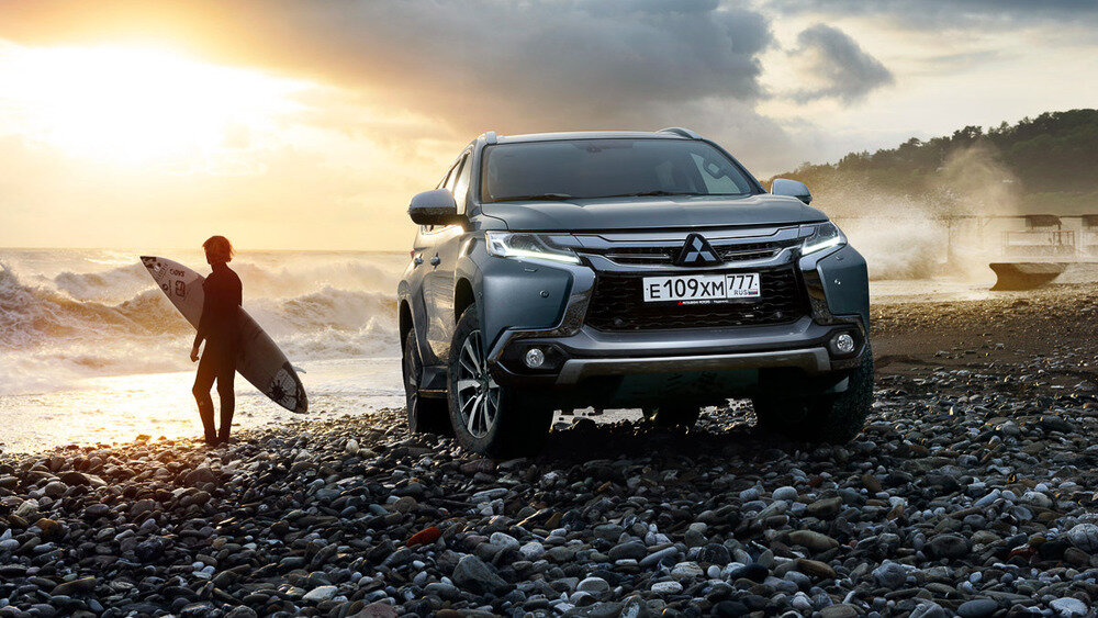 Светодиодные  фары ближнего света – прерогатива более дорогих комплектаций Instyle и  Ultimate. А вот боковые подножки есть у всех версий внедорожника без  исключения.  