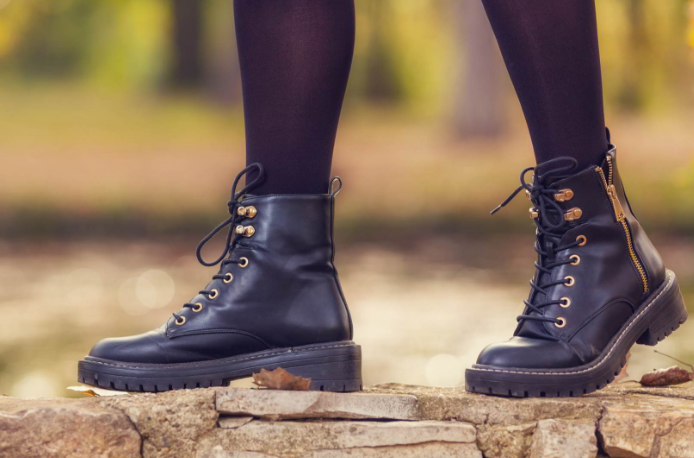 Ботинки со шнуровкой хорошо фиксируют голеностоп и позволяют носить мини