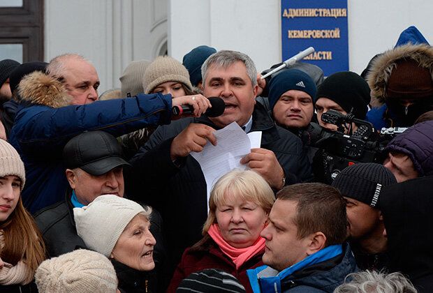 Вице-губернатор Кемеровской области Сергей Цивилев (слева) и первый заместитель губернатора Кемеровской области Владимир Чернов (в центре) общаются с участниками митинга в память о жертвах пожара в торгово-развлекательном центре «Зимняя вишня» на площади Советов в Кемерове Фото: Александр Кряжев / РИА Новости