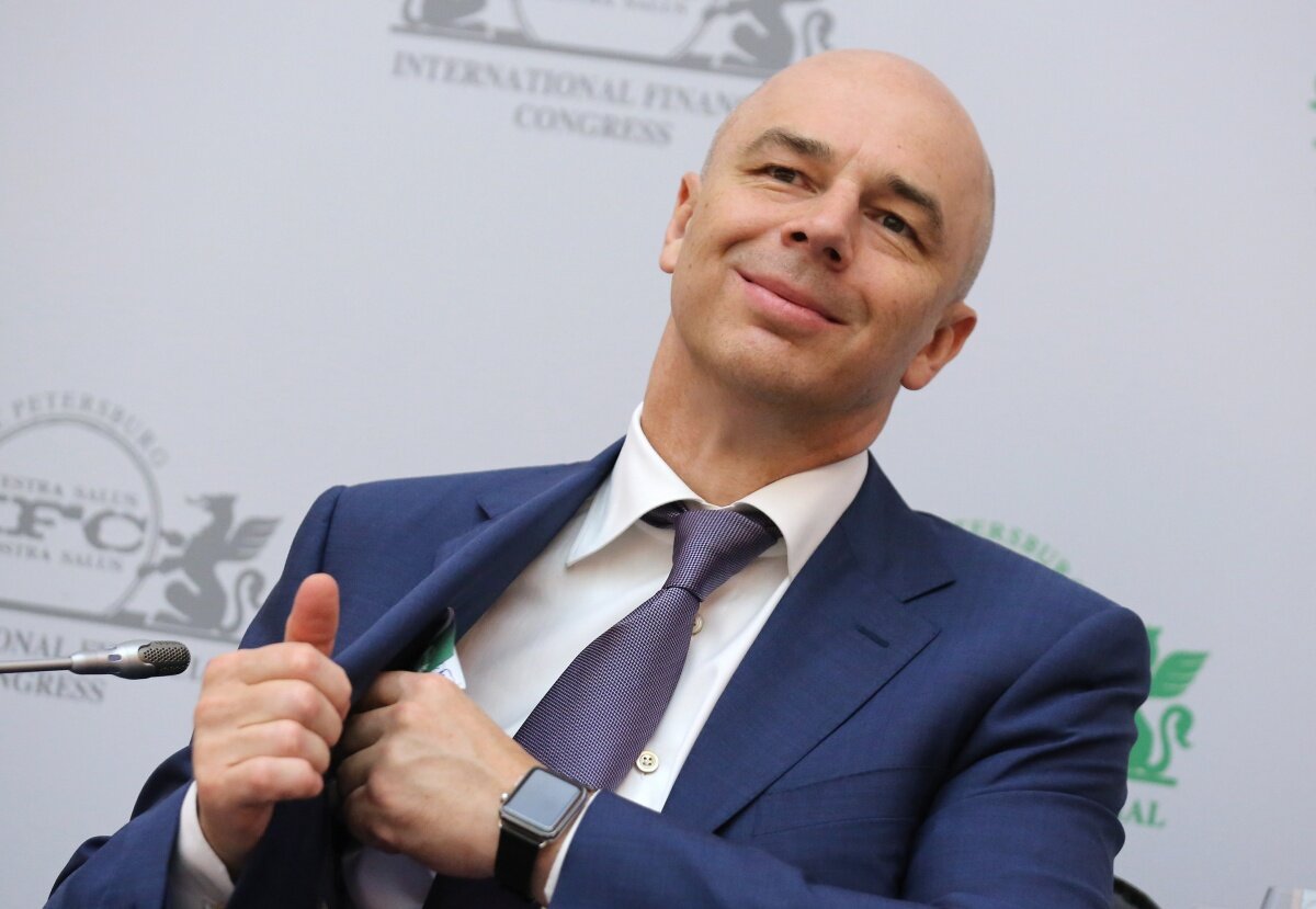 "Для роста экономики необходимо привлечение длинных денег — откуда их взять? Безусловно, мы должны создать источники финансирования. Поэтому мы видим необходимость создания ресурса в виде инвестиционных накоплений наших граждан, речь идёт о пенсионном капитале, конечно", — сказал министр, выступая на апрельской конференции в Высшей школе экономики. 