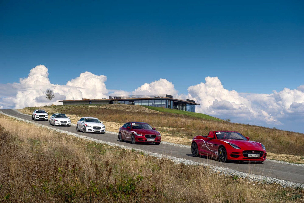 Цены  на F-Type R стартуют с отметки в 9 477 000 руб., за XF и XE в наших  версиях нужно отдать не меньше 2 427 000 руб. и 3 241 000 руб.,   наш  F-Pace обойдётся минимум в 3 838 000 руб., а XJL, как у нас, –в 6 200  000 руб.  