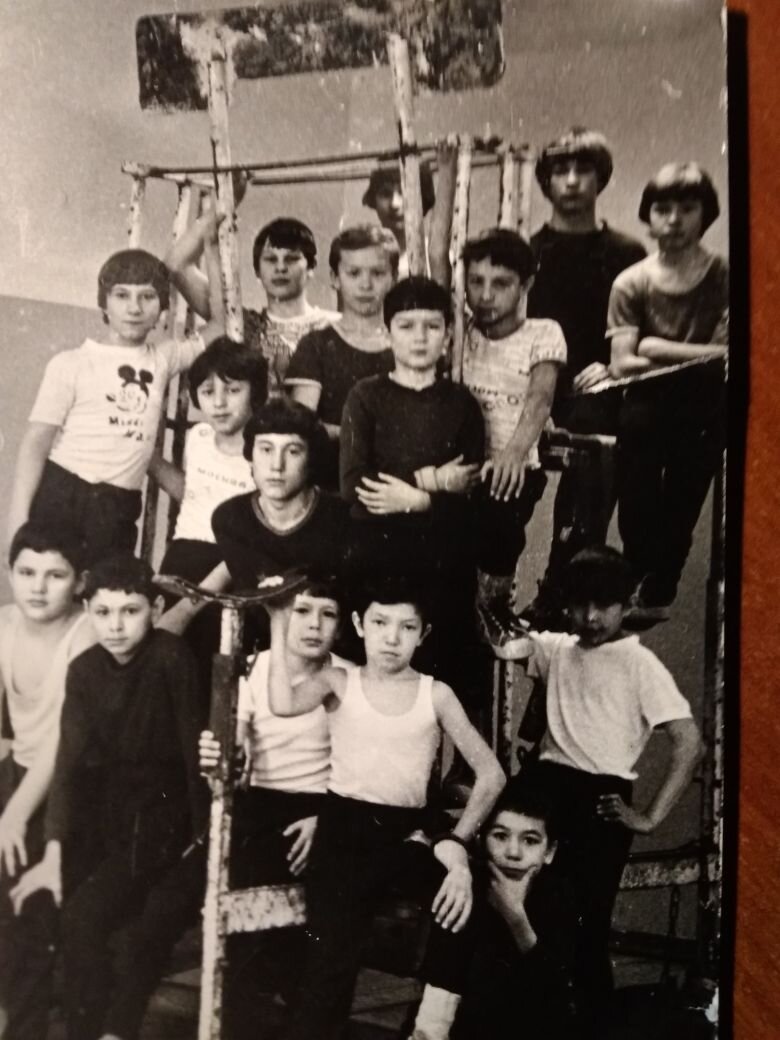 Станок, изготовленный по чертежу  Гафарова... и его воспитанники:). Фото из архива автора.