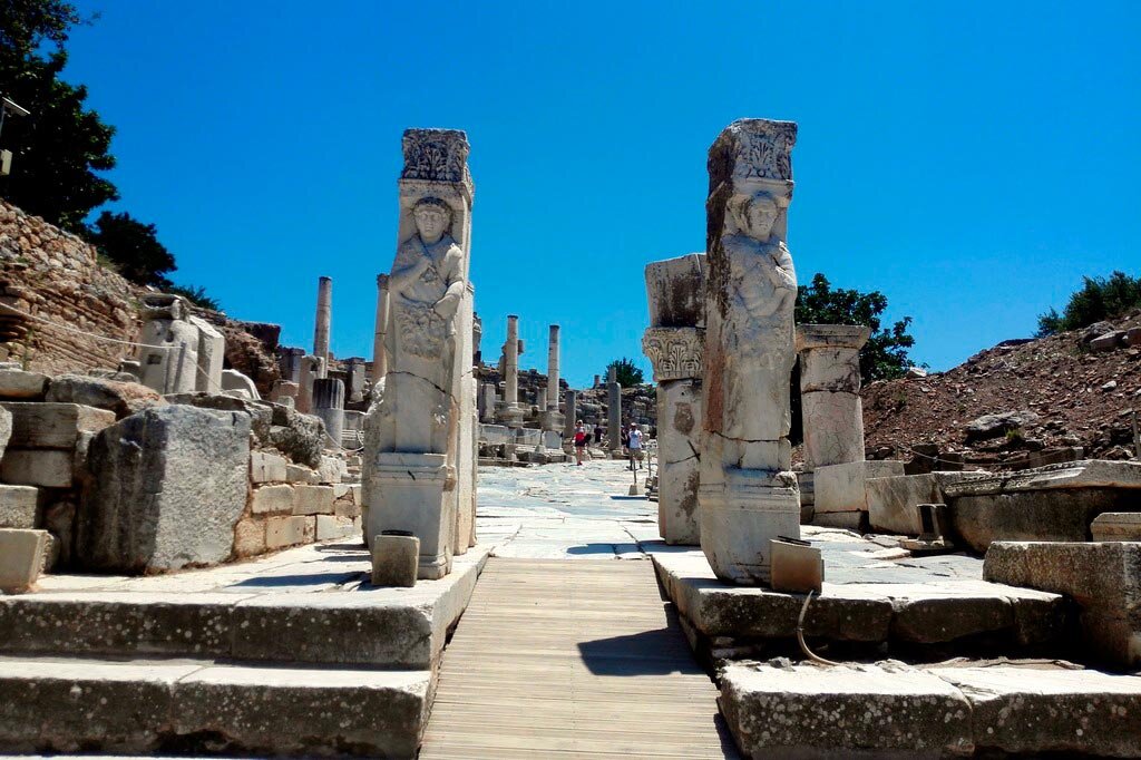 Греческий эфес. Эфес Турция ворота Геракла. Ворота Геракла в Эфесе. Эфес Турция достопримечательности. Развалины города Эфес в Турции.