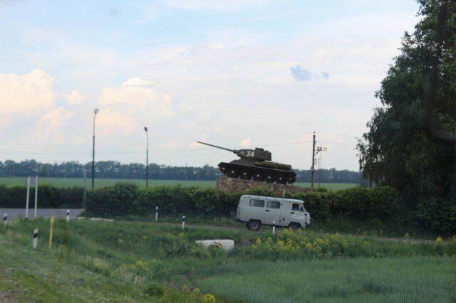 
По большей части, конечно, в виде монументов с образцами военной техники — и тут однозначно лидирует знаменитый танк Т-34, ведь именно под Курском прошло самое крупное танковое сражение в мировой истории, в котором детище Кошкина проявило себя в полную силу.
