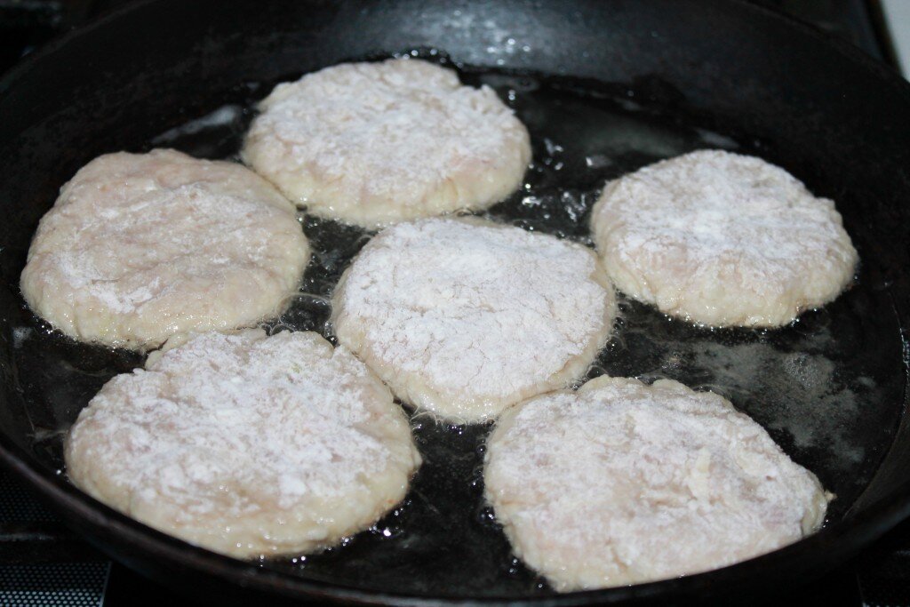 Рецепт из куриного фарша на сковороде. Котлеты из фарша на пару в сковороде. Котлеты из куриного фарша на пару в сковороде. Пирожки из куриного фарша на сковороде. Сварить котлеты на сковороде