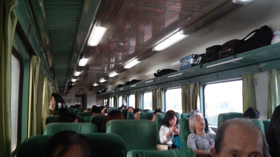 По классу региональный поезд ниже скоростного: вагоны устаревшие и не такие чистые. 