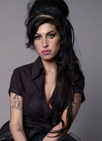 Длинные распущенные волосы, часть из которых была собрана в высокий “улей” на макушке