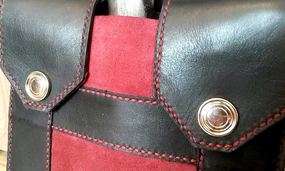 Кожа бордового цвета - спилок. Его визуально довольно легко распознать