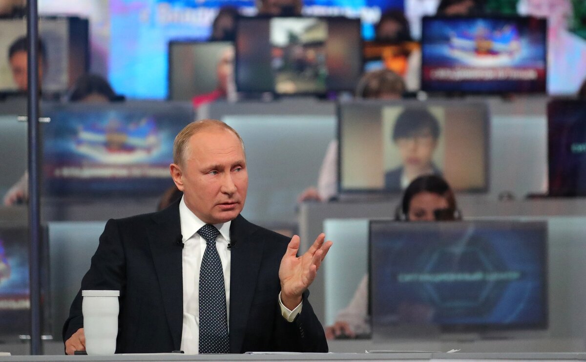 фото с сайта Президента РФ - http://www.kremlin.ru/events/president/news/57692/photos/54012