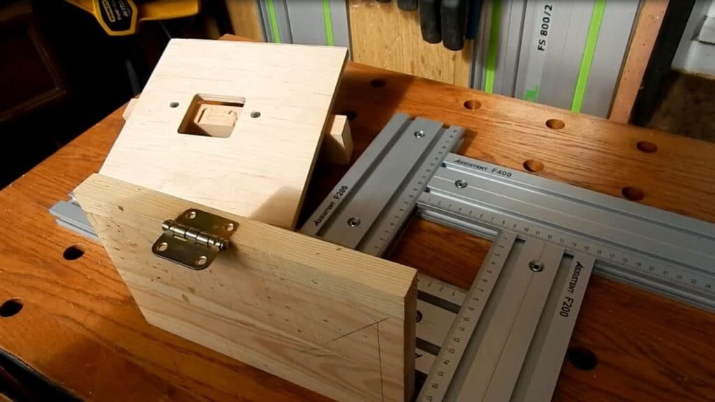 Перед началом обязательно сделайте разметку петель карандашом или фломастером