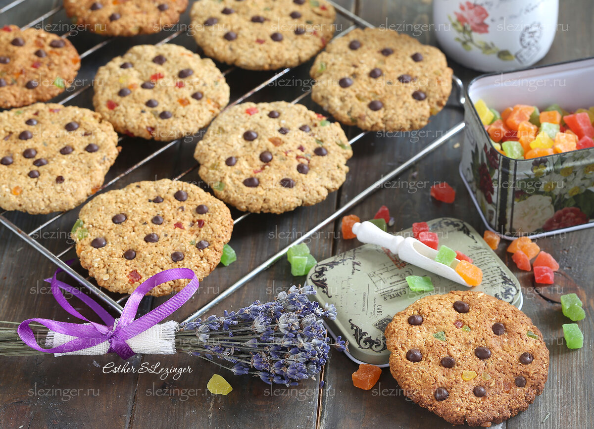 Очень вкусное, сладкое, яркое и полезное печенье с цукатами и шокоалдными каплями. По желанию можно добавить орешки, изюм или клюкву. Очень вкусно.  
Из указанного ниже числа ингредиентов у меня получилось 9 печений. Калорийность одного печенья составляет 120 ккал. 

Ингредиенты: 
Овсяные хлопья (или овсяная мука): 100 г. 
Мука цельнозерновая пшеничная: 100 г. 
Яйцо: 2 шт. 
Масло сливочное 72%: 20 г. 
Кефир (или мягкий творог/йогурт): 20 мл. 
Разрыхлитель: 1 ч.л. 
Апельсиновая цедра: 1 ч.л. 
Стевия: по вкусу 
Цукаты: 30 г. 
Шоколадные капли: 10 г. 

Рецепт полезного печенья с цукатами и шоколадными каплями: 
Овсяные хлопья превратить в муку (с помощью кофемолки, например), смешать с цельнозерновой мукой, разрыхлителем, стевией, цедрой. Добавить растопленное сливочное масло, яйца и кефир. Перемешать. Получается густое липкое тесто. Цукаты мелко порезать и добавить в тесто, перемешать так, чтобы они равномерно распределились по всему тесту. Разделить тесто на несколько одинаковых частей и сформировать печенья. В каждое печенье добавить по несколько шоколадных капель и немного вдавить их в тесто. 
Выпекать печеньки в течение 20-22 минут при температуре 180°. 

Приятного аппетита! 
Калорийность и БЖУ блюда на 100 г.
Расчёт КБЖУ в 100 г.
Вес	Калорийность	Белки	Жиры	Углеводы
100 г. 	317 ккал. 	10.5 г. 	10 г. 	48.5 г.