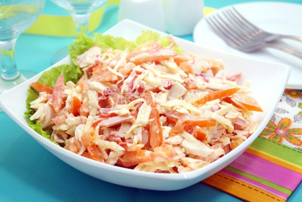 Салат крабовые палочки сыр чеснок. Салат красное море с крабовыми палочками и помидорами. Салат красное море с крабовыми палочками. Крабовый салат с болгарским перцем красное море. Салат красное море с крабовыми.