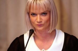 А вот это уже, пожалуй, диагноз. Хотя бы потому что плевать на всё подряд у Светланы Хоркиной не хватит никаких слюней,даже несмотря на то, что она многократный призёр ОИ и чемпионатов мира. А если серьёзно, то я вот думаю, что должно быть у человека в голове, чтобы на весь мир заявлять подобное? И что такое ты, Светлана, сделала? Стала олимпийской чемпионкой и депутатом Госдумы? Так таких, как ты, полно, да не все они говно!