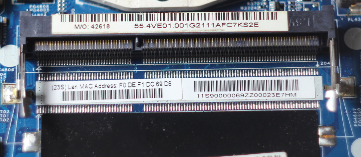 Слот для оперативной памяти, сам слот серого света, пластиковый, справа и слева металлические защёлки. Ниже есть ещё место под слот, но его не распаяли на заводе, а жаль, было бы удобно добавлять память и можно было бы задействовать двухканальный режим