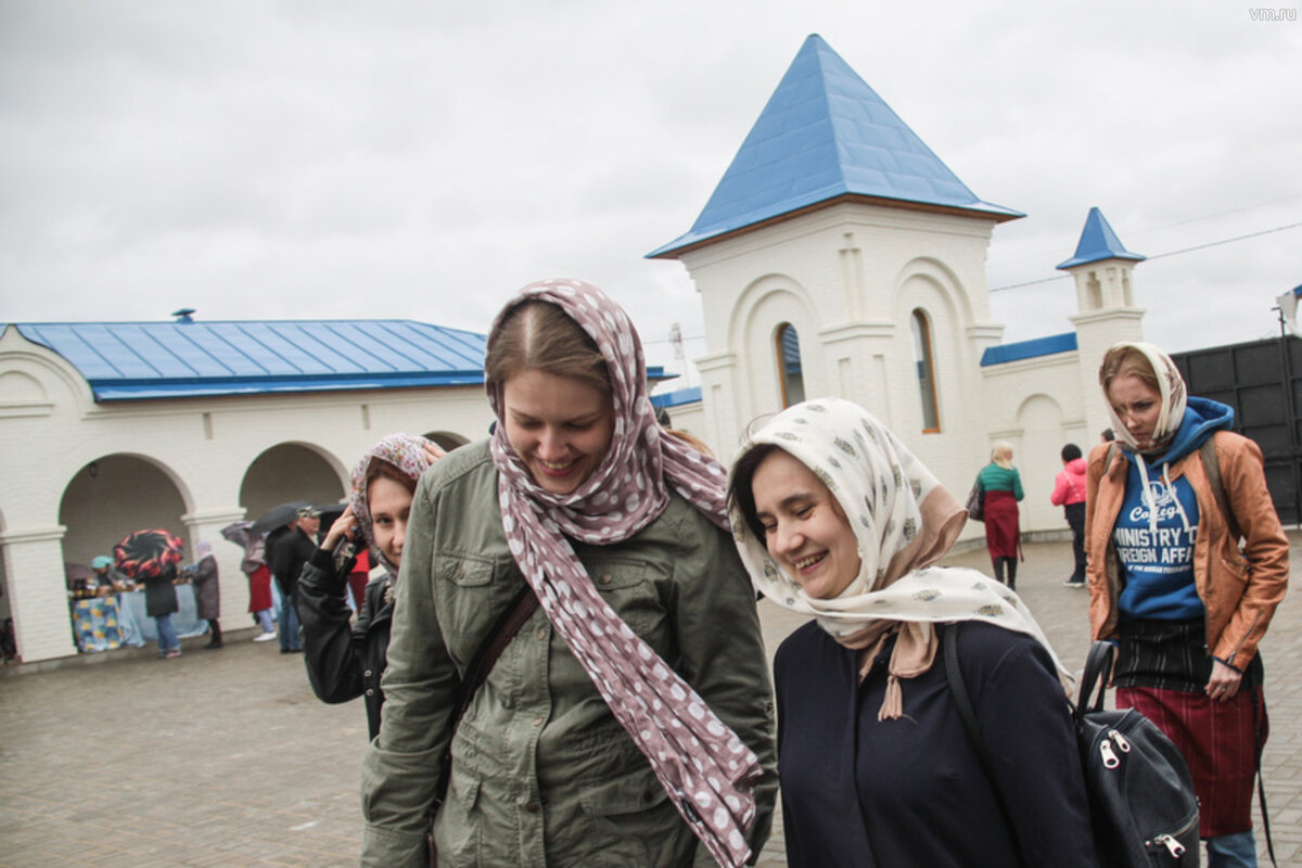 Фото: Павел Волков, "Вечерняя Москва". Прихожане на территории Владимирского скита монастыря Успения Пресвятой Богородицы "Калужская Свято-Тихонова пустынь" в Калужской области 