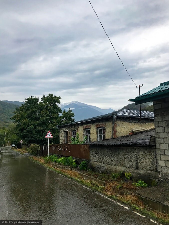 Последние дома в Пшавели по дороге к перевалу Абано.