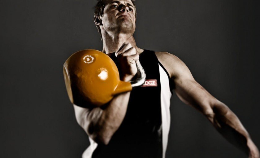 Гиревый спорт. Гиревой спорт рывок. Поднимание гири. Спортсмен с гирей. Толчок гири.