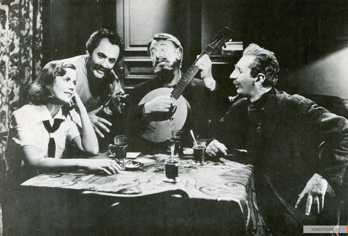 Ах, эта милая коммуналка... Чай в стеклянных стаканах, металлические подстаканники, ложечка и песни под балалайку с друзьями. Или это мандолина?