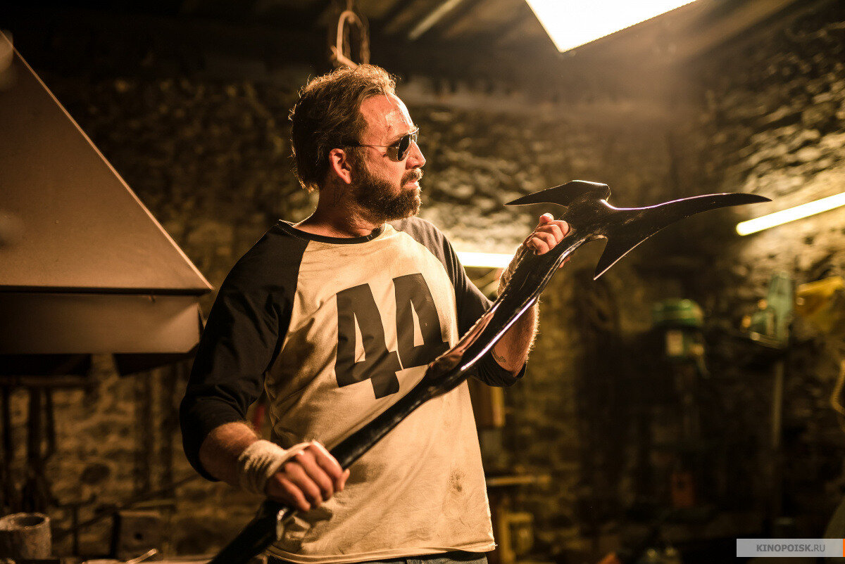 Этим самым топорищем герой, будит мстить за убийство его жены.