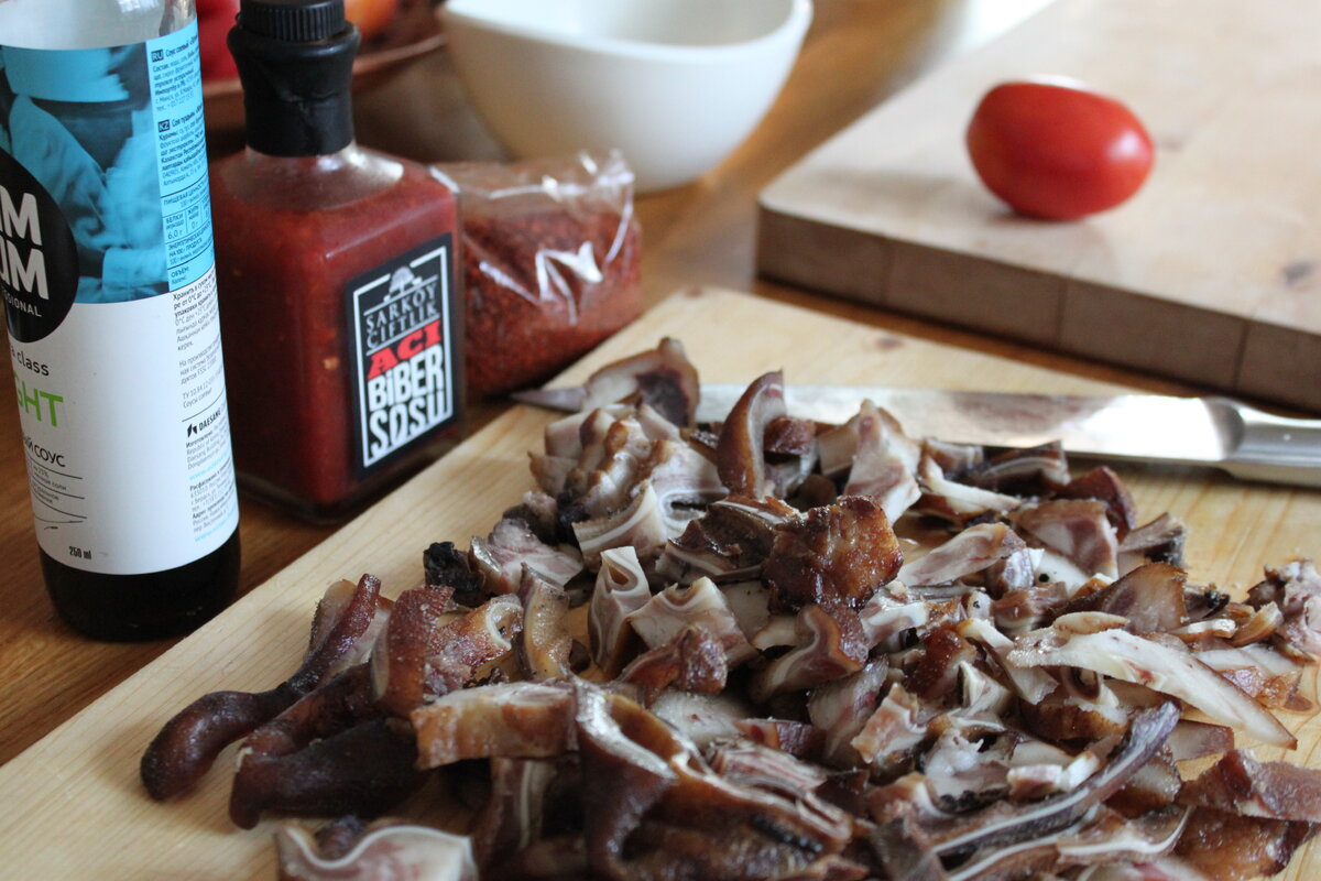 Я за основу взял копченые свиные уши в количестве 2 штук.